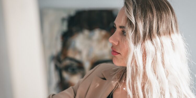 Jaret Loggenberg Explores Feminine Form In Her First Solo Exhibition In SA