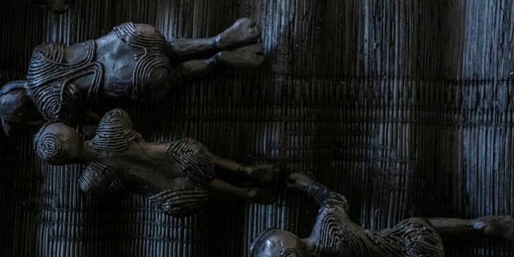 Dialogue Through Art: Cow Mash’s “RE GONA” Exhibition